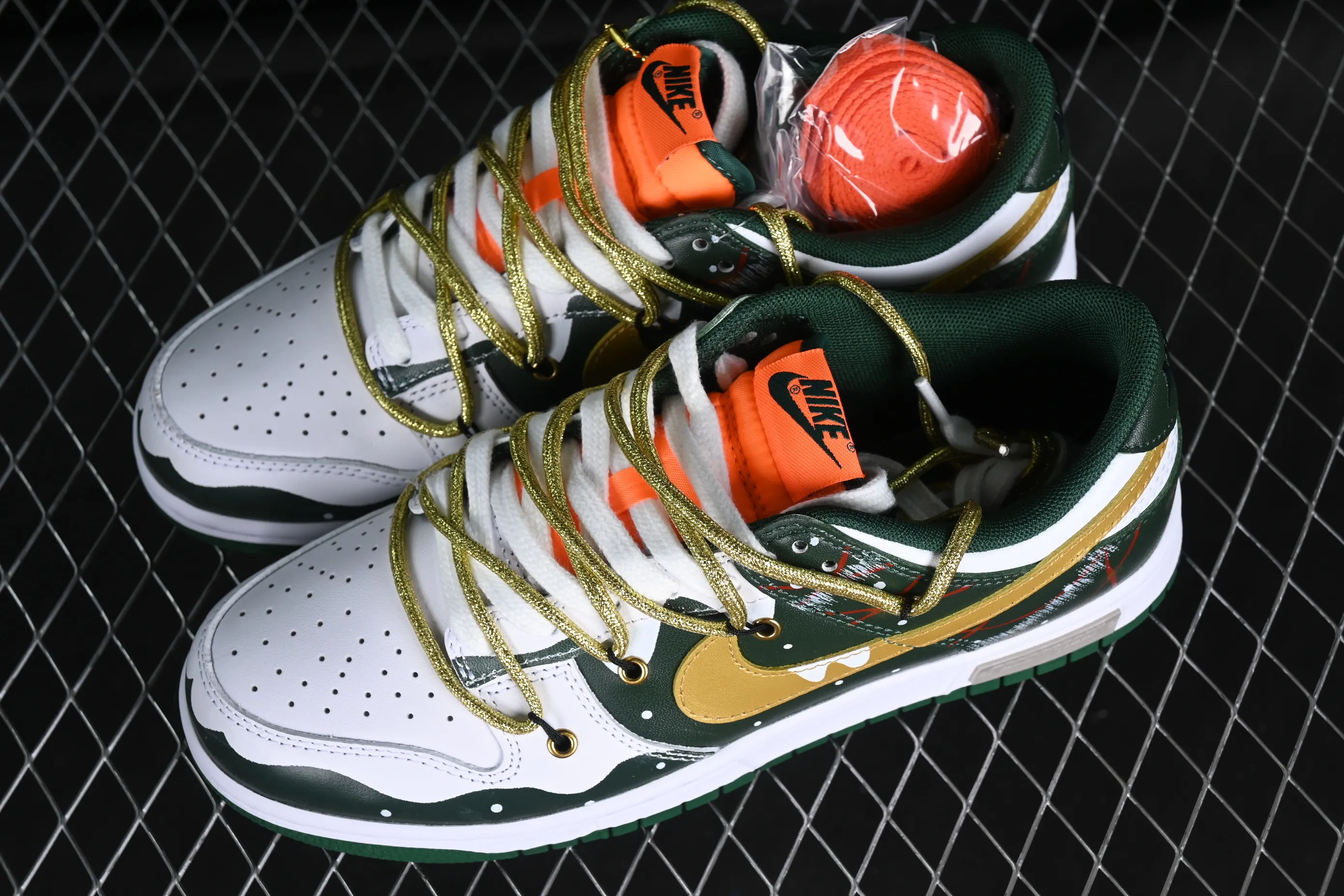 All Categories Nk SB Dunk Series Nk SB Dunk Low Low-top Sneakers Nk Dunk Low Panda Prank-Christmas Tree Green and Yellow SB Strappy Low-top Casual Sneakers DD1391-300